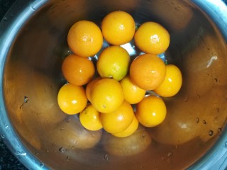 3、通气止咳的蜂蜜金桔,每个都去掉后装在盆子里