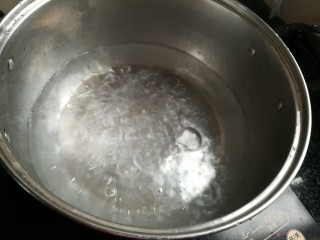 4、通气止咳的蜂蜜金桔,水烧开。