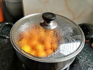 5、通气止咳的蜂蜜金桔,小金桔放入锅里隔水蒸。