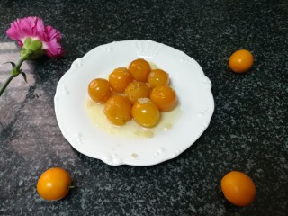 8、通气止咳的蜂蜜金桔,搅拌均匀。