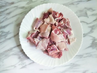 1、羊排炖萝卜,羊排洗净切块