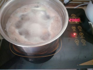 4、羊排炖萝卜,煮至沸腾2分钟