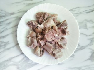 5、羊排炖萝卜,捞出冲洗干净浮沫