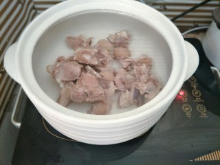 6、羊排炖萝卜,把焯过水的羊肉放入砂锅，加入适量水