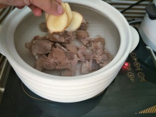 7、羊排炖萝卜,加入几片姜片