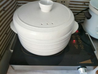 8、羊排炖萝卜,盖上盖子大火烧开