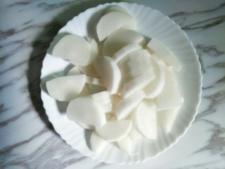 10、羊排炖萝卜,白萝卜去皮切块