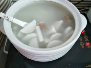 11、羊排炖萝卜,羊肉汤炖差不多时加入萝卜一起煮