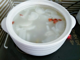 12、羊排炖萝卜,萝卜煮熟后加入枸杞、盐调味