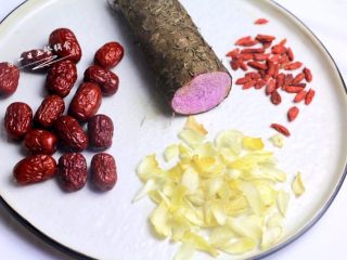 1、山药红枣百合汤,材料准备好，一锅煮，方便又简单。