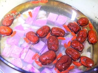 2、山药红枣百合汤, 材料加水一起入锅煮，再加少一点冰糖。大火煮开转小火煮25分钟。