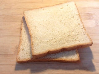 2、凯撒色拉,准备两片面包片