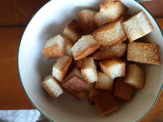 3、凯撒色拉,面包切小块，烤箱预热