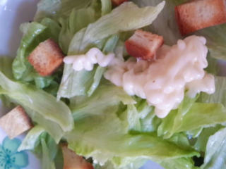4、凯撒色拉,所有原料装入盘子中，挤上沙拉酱，橄榄油搅拌均匀