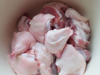 1、胡萝卜淮山药猪蹄汤,猪蹄洗净备用，要不要焯水看自己喜欢