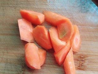 2、胡萝卜淮山药猪蹄汤,胡萝卜切小块