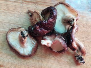 3、胡萝卜淮山药猪蹄汤,香菇剪脚洗净备用