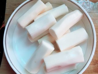 4、胡萝卜淮山药猪蹄汤,淮山切段备用