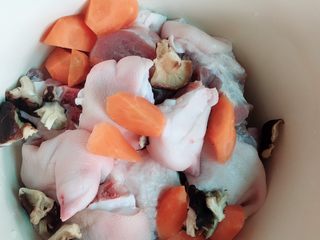 5、胡萝卜淮山药猪蹄汤,把胡萝卜香菇放入猪蹄1⃣️起，加入适量的清水放入锅里炖50分钟，（时间可以自己调整）关火前20分钟半小时内放入淮山