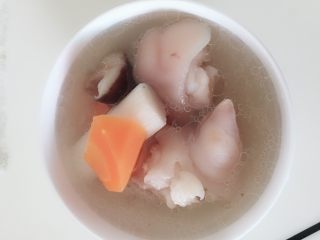 6、胡萝卜淮山药猪蹄汤,关火加适量盐清甜淳香的汤好了！