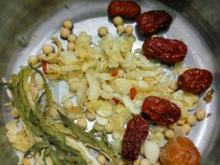 1、霸皇花瘦肉汤,汤料洗净，放入锅中。