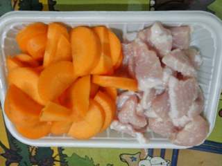 2、霸皇花瘦肉汤,胡萝卜，瘦肉洗净切块。
