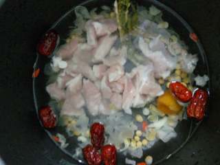 3、霸皇花瘦肉汤,将胡萝卜，瘦肉放入锅中。