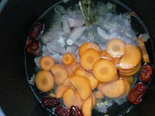 4、霸皇花瘦肉汤,大火煮开，然后小火煲45~60分钟即可。