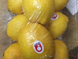 1、川贝陈皮炖柠檬,新鲜进口大柠檬，用温水加盐浸泡20分钟，