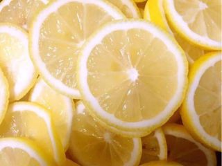 3、川贝陈皮炖柠檬,柠檬切成小片