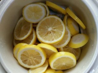 4、川贝陈皮炖柠檬,将柠檬，川贝、陈皮粉，冰糖全部放入炖锅内。