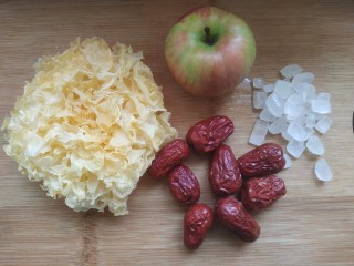 1、苹果银耳红枣汤,准备食材