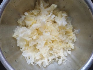 6、苹果银耳红枣汤,撕成小朵洗净