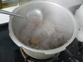 2、≈羊肉火锅≈,浸泡好的羊肉,入锅中焯水,去血沫子