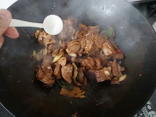 10、≈羊肉火锅≈,加盐,白糖翻炒均匀