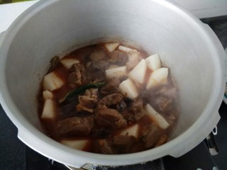 13、≈羊肉火锅≈,我这里用高压锅煮,快一些,把羊肉,萝卜倒入高压锅中,上汽后,煮10分钟即可