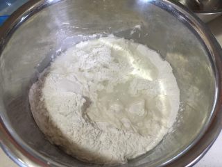 1、糖不甩,糯米粉中加入温开水