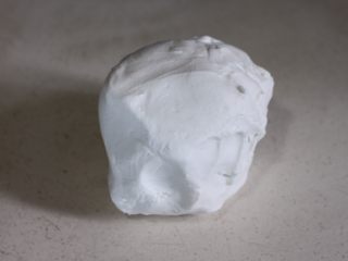 2、糖不甩,揉成光滑的面团