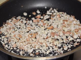 3、糖不甩,将花生米和黑芝麻炒熟，花生米压碎去皮