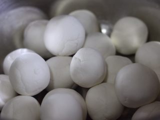 4、糖不甩,将面团分成大小均匀的小圆团