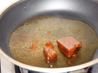 7、糖不甩,红糖块加水入锅