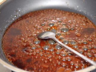 8、糖不甩,开小火煮至红糖块融化