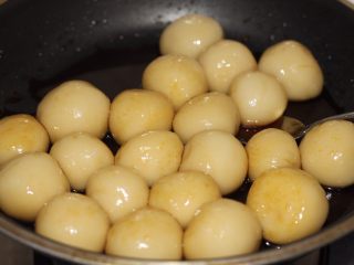 9、糖不甩,将汤圆捞出放入红糖水中煮片刻，让汤圆表面裹满红糖水，即可捞出装盘。