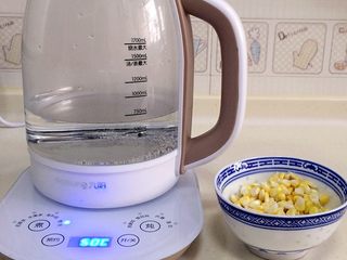 2、玉米圆子甜酒酿,在养生壶内加入适量的水，启动烧水功能。