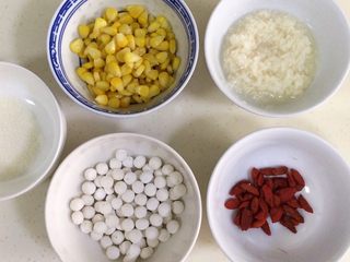5、玉米圆子甜酒酿,准备好甜酒酿、玉米粒、小圆子、枸杞和细砂糖。