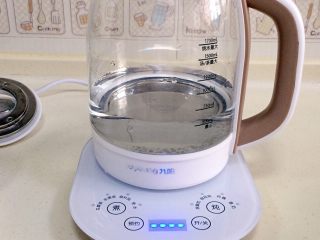 6、玉米圆子甜酒酿,在壶内加入约500毫升的水。