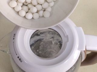 8、玉米圆子甜酒酿,待水烧开，倒入小圆子。