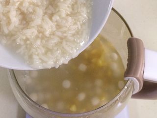 10、玉米圆子甜酒酿,继续一次性加入甜酒酿，搅拌两下即可关闭电源。