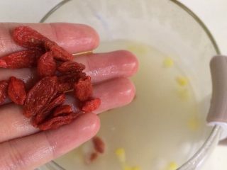 12、玉米圆子甜酒酿,枸杞用水冲洗下加入壶内，静置1分钟。