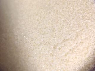 1、足球饭团,糯米前天晚上泡下。